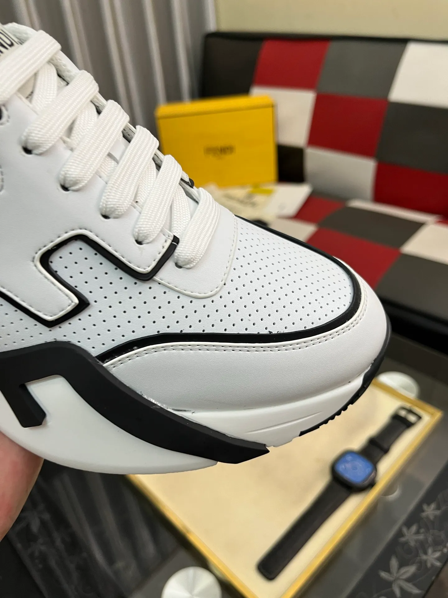Men's men's shoes 💰560⌚️⌚️FENDI.•FENDI unique modern style sneakers. Counter purchasing🏃casual shoes😍😍 Original breathable fly-knit mesh imported from Italy (refuses to discolor and abrade feet) soles: Original soles specially provided by the original factory, super cool😍 French lazy style design ⚠️ Original quality, super comfortable and wear-resistant original soles. Code number: 38-442️⃣Colors available